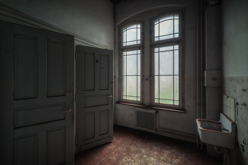 Zwei Türen, zwei Fenster von Maikel Brands