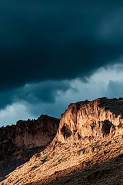 Dramatische Felslandschaft unter Wolken von Poster Art Shop