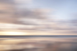 Plage de la mer du Nord, abstrait, lignes horizontales, beige, gris-bleu sur Erica Zwart Designz