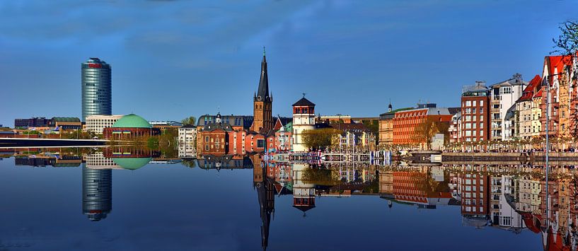 Düsseldorf stadspanorama als weerspiegeling van Edgar Schermaul