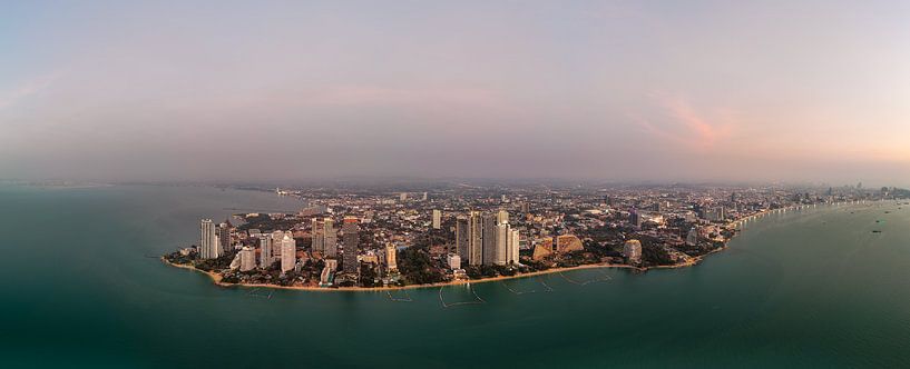 Panoramablick auf die gesamte Küstenlinie von Pattaya von Franklin Driessen