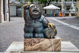 Ein Blick auf den Woerthersee-Manndl-Brunnen in der Stadt K von Andreas Völkel