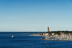 Kieler Förde und Marine-Ehrenmal in Laboe mit Booten