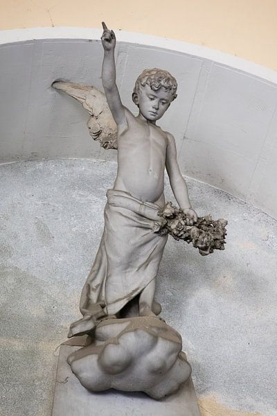 Angel (garçon) dans le "Cimitero monumentale di Staglieno", l'un des plus grands  par Joost Adriaanse