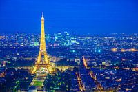 Paris la nuit avec La Défense en arrière-plan