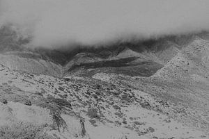 Nuages et brouillard dans les montagnes de l'Himalaya en noir et blanc | Népal sur Photolovers reisfotografie