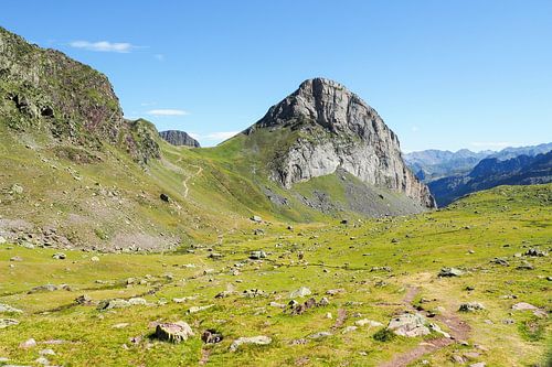 De Pyreneeën met hun ontelbare bergmeren staan synoniem voor ongerepte natuur, heldere lucht, weerspiegelingen, kleurrijke pracht en diepe rust.