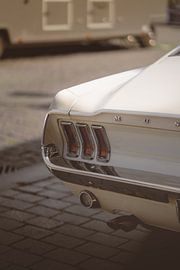 Ford Mustang Fastback blanche