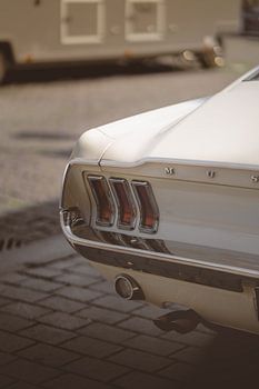 Weißer Ford Mustang Fastback