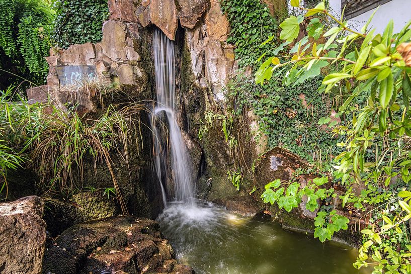 Chute d'eau dans le jardin chinois par Thomas Riess