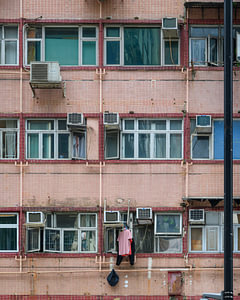 Rosa Fassade eines Wohnblocks in Hongkong