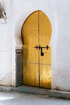 Porte dorée au Maroc | architecture décorative | photographie de voyage sur Studio Rood