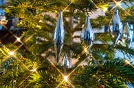 Zilverkleurige kerstdecoratie met stervormige lichtjes van Wim Stolwerk thumbnail