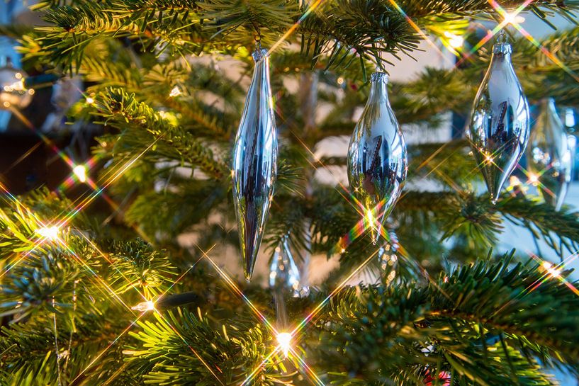 Zilverkleurige kerstdecoratie met stervormige lichtjes van Wim Stolwerk