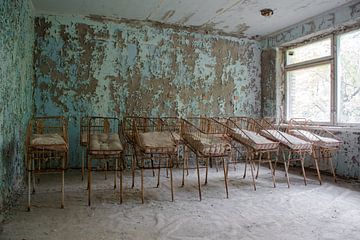 Baby bedjes in het ziekenhuis van Pripyat van Tim Vlielander