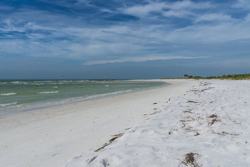 USA, Florida, Beautiful white sand beach of honeymoon island with painted sky by adventure-photos