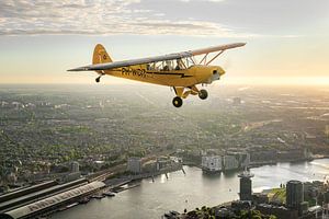 Vliegtuig boven Amsterdam bij zonsondergang van Planeblogger