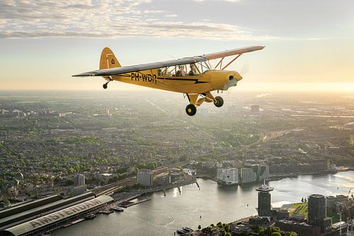 Flugzeuge über Amsterdam bei Sonnenuntergang