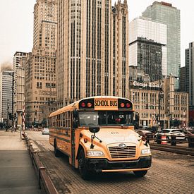 Schulbus vor dem Chicago Tribune-Gebäude von Marc Lehmann