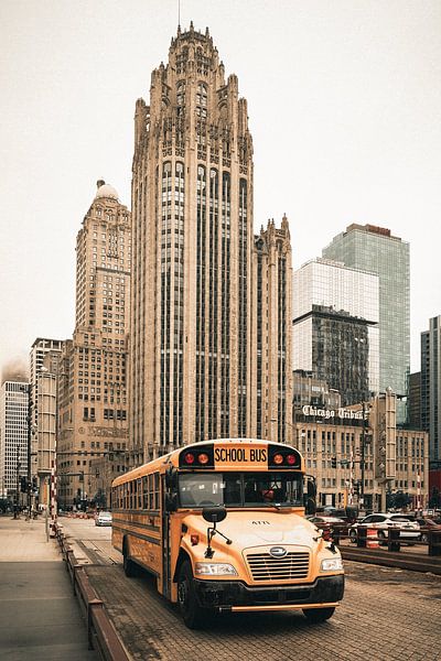 Schulbus vor dem Chicago Tribune-Gebäude von Marc Lehmann