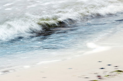 Abstrakte Meereswelle am Strand, Langzeitbelichtung kombiniert mit Mehrfachbelichtung für einen Male