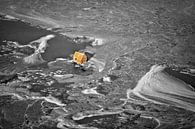 Luchtfoto van een eenzaam schuurtje omgeven door ijs van Frans Lemmens thumbnail