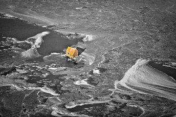Luchtfoto van een eenzaam schuurtje omgeven door ijs van Frans Lemmens