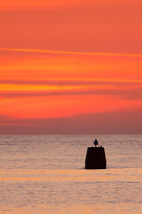 Boei in de vaargeul zonsondergang