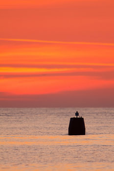 Boei in de vaargeul zonsondergang