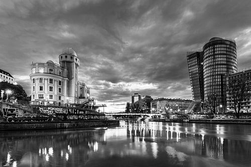 Urania et Uniqa Tower à Vienne le soir - monochrome sur Werner Dieterich