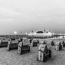 Seebrücke Ahlbeck auf Usedom bei Nacht - Schwarzweiss von Werner Dieterich