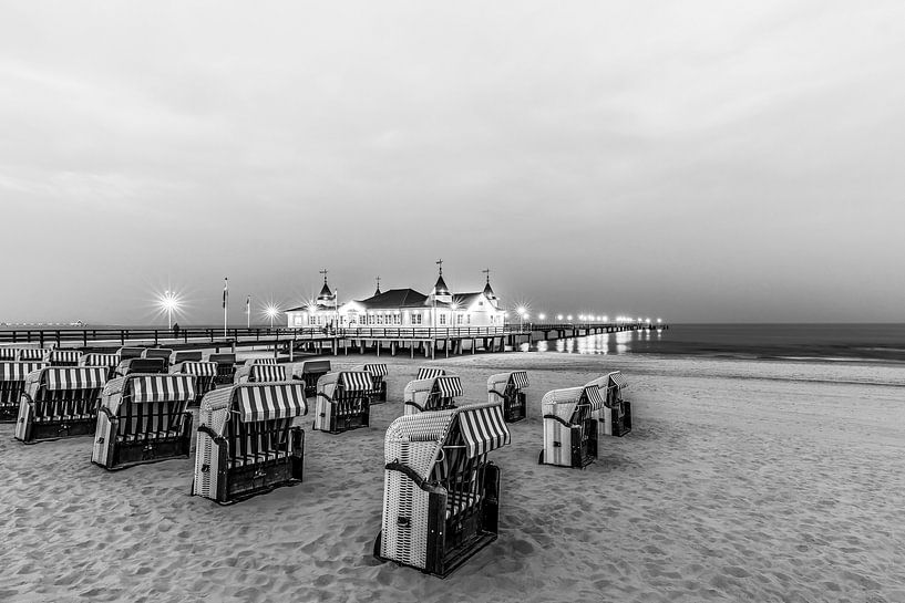 Seebrücke Ahlbeck auf Usedom bei Nacht - Schwarzweiss von Werner Dieterich