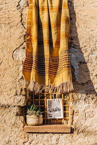 Traditioneller sardischer Stoff an einem rustikalen Fenster in Orotelli, Sardinien von Istranzos Fine Art Prints
