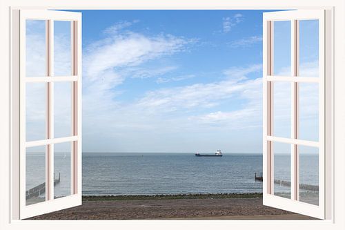 Uitzicht op de Noordzee gezien vanuit het raam en de Westkappelse Zeedijk bij Westkapelle (Zeeland)