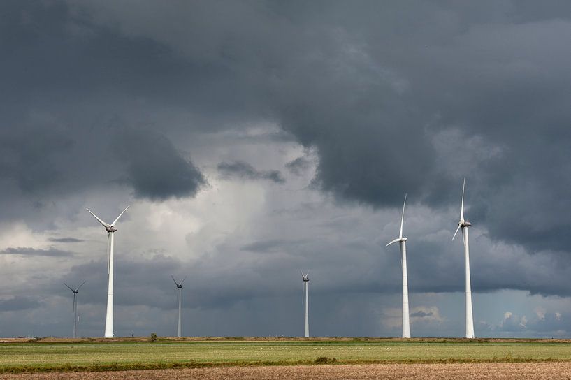 Windkraftanlagen im Sturm von Richard Wareham