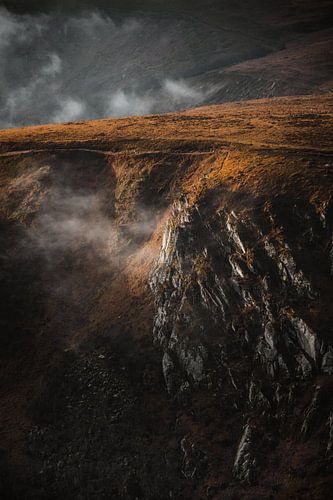Mistige morgen met doorkomend zonnetje op le Hoheneck in de Vogezen, Frankrijk.