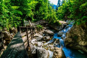 Brücke über kleinen Wasserfall von Colin van der Bel