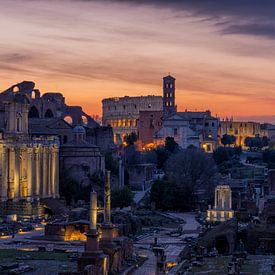 Rome - Eerste licht op het Forum Romanum en Colosseum van Teun Ruijters