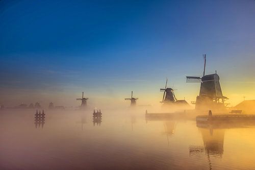 Mills Zaanse Schans par un matin brumeux