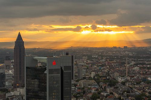 De skyline van Frankfurt in Duitsland tijdens zonsondergang