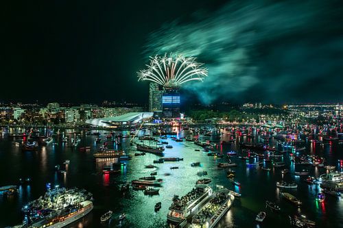 Feuerwerksshow SAIL Amsterdam 2025 mit ADAM Tower und Het Ij