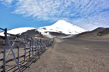 Snow-covered mountain slope with a view of the snow-covered peak by Bianca Fortuin