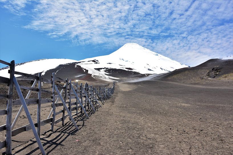 Schneebedeckter Berghang mit Blick auf den schneebedeckten Gipfel von Bianca Fortuin