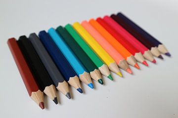 Pencils rainbow left