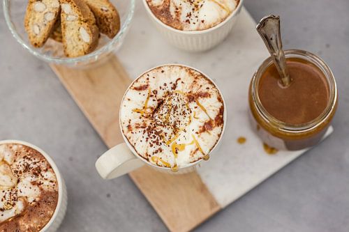 Warme chocolademelk met gezouten karamel