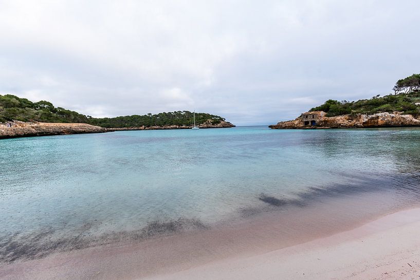 Turquoise baai in Nationaal Park Mondragó, omgeven door groene natuur, Mallorca van Joke Van Eeghem