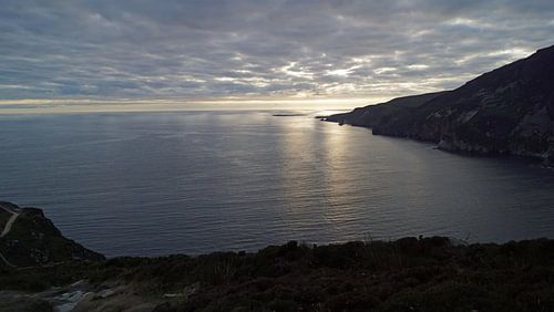zonsondergang bij de kliffen van Slieve League in Ierland