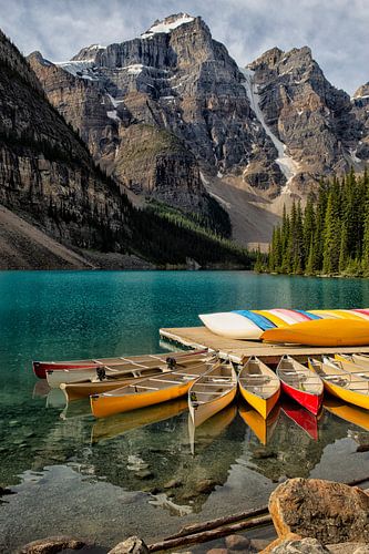 's de canoë sur le lac Moraine, au Canada