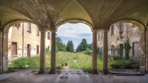 The abandoned villa