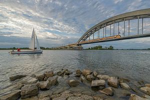 Culemborg Eisenbahnbrücke über den Fluss Lek von Moetwil en van Dijk - Fotografie